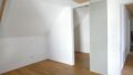 Schlafzimmer mit Blick zum begehbaren Kleiderschrank