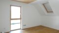 Schlafraum mit bodentiefe Fenster