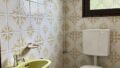 WC mit Waschbecken